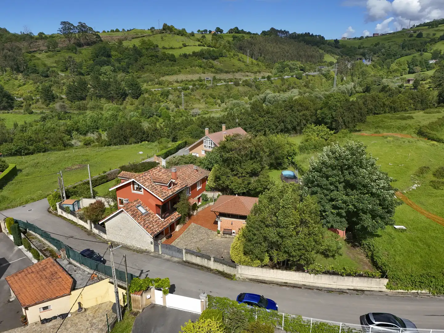 Vista exterior de Casa o xalet en venda en Gijón  amb Calefacció, Jardí privat i Parquet