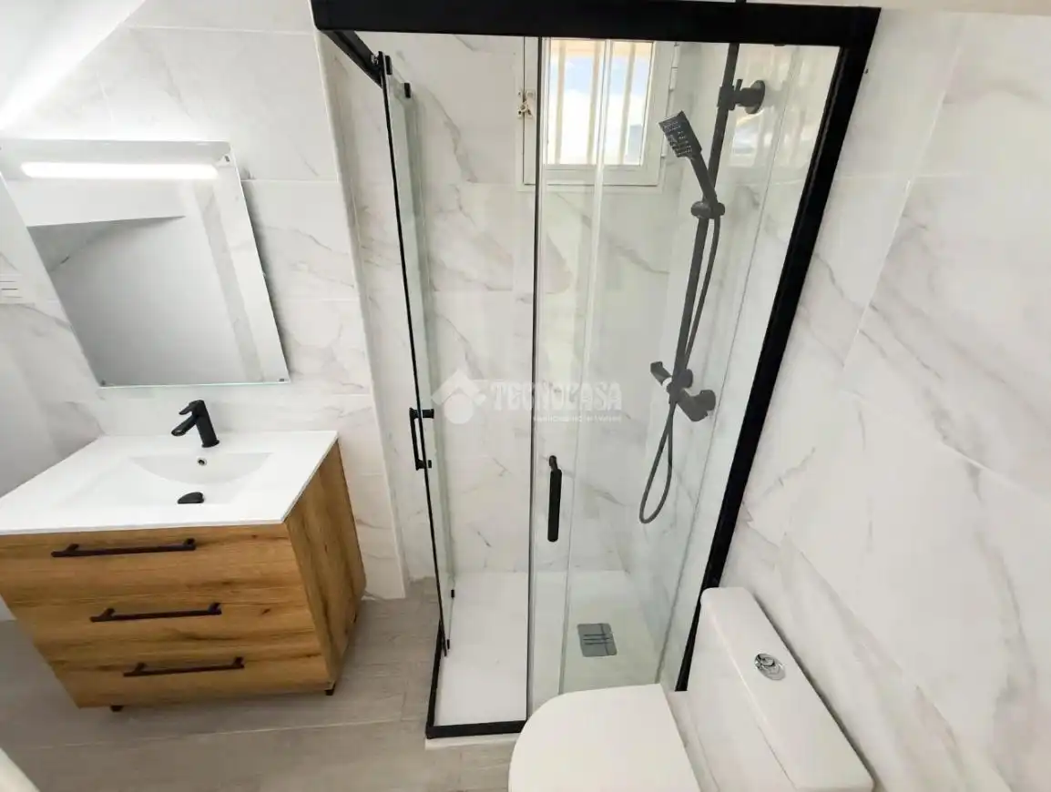 Bathroom of Flat for sale in Aranjuez  with Alarm