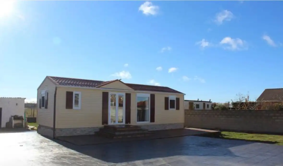 Vista exterior de Casa o xalet en venda en Santas Martas amb Aire condicionat, Calefacció i Jardí privat