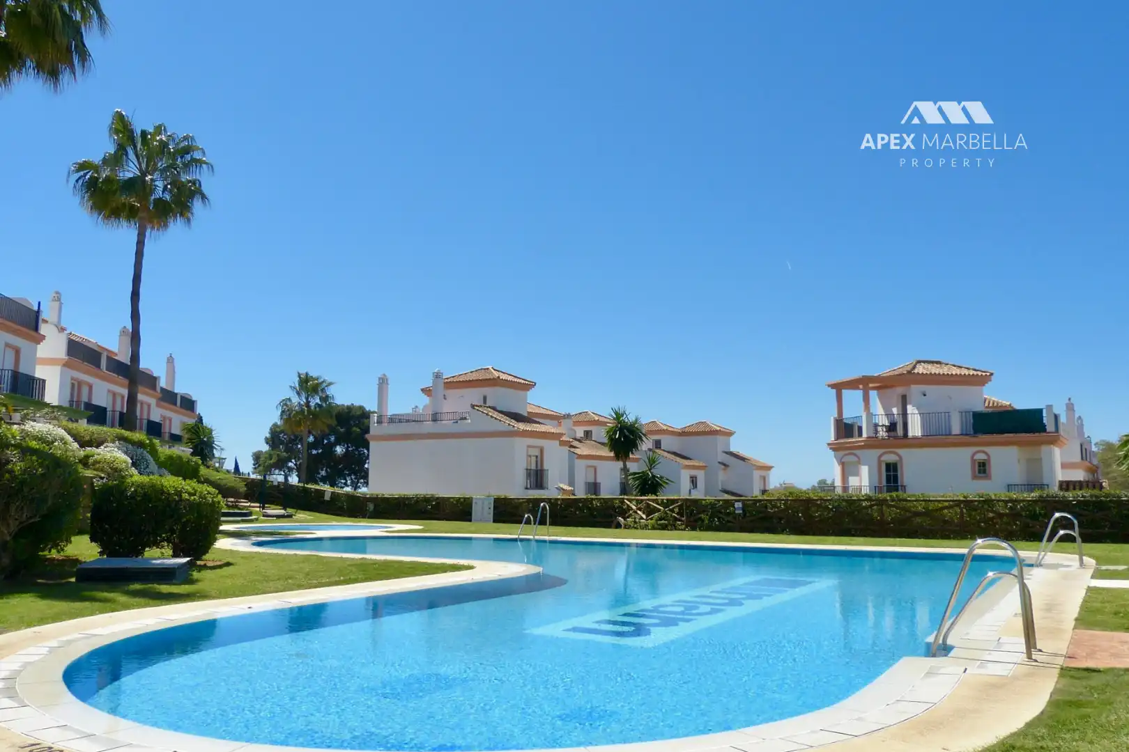 Schwimmbecken von Einfamilien-Reihenhaus zum Verkauf in Marbella mit Klimaanlage, Privatgarten und Terrasse