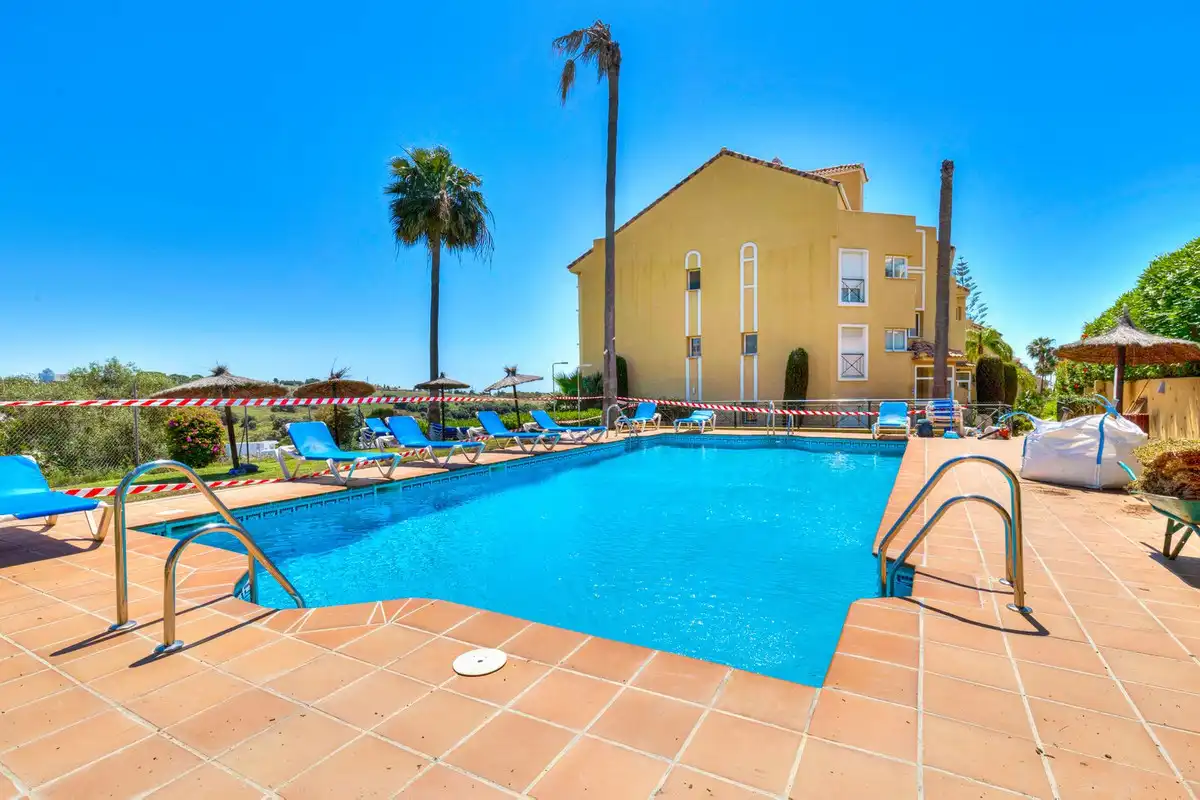 Schwimmbecken von Wohnungen zum Verkauf in Estepona mit Klimaanlage, Terrasse und Abstellraum