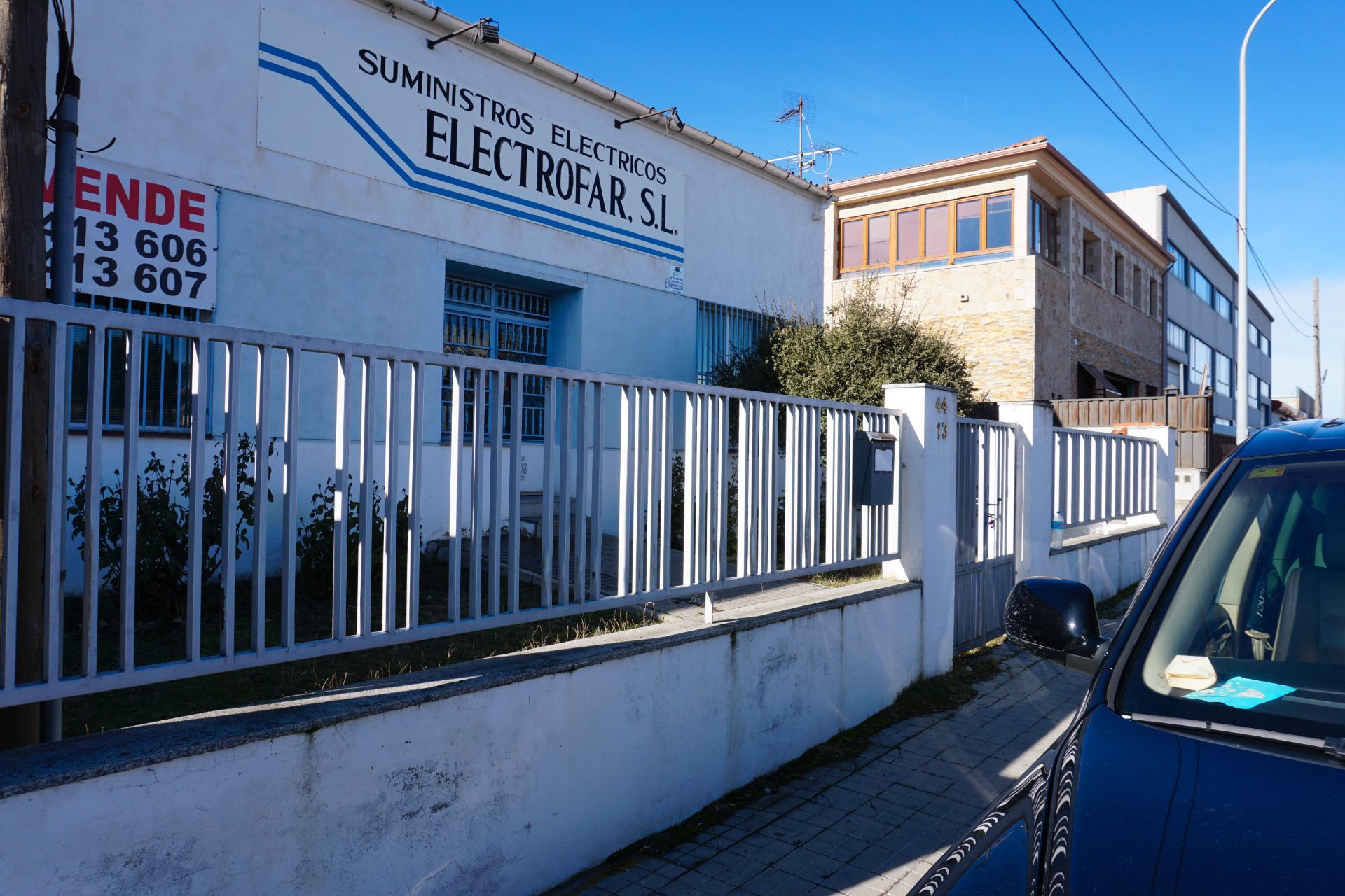 Vista exterior de Nau industrial en venda en Ávila Capital amb Alarma