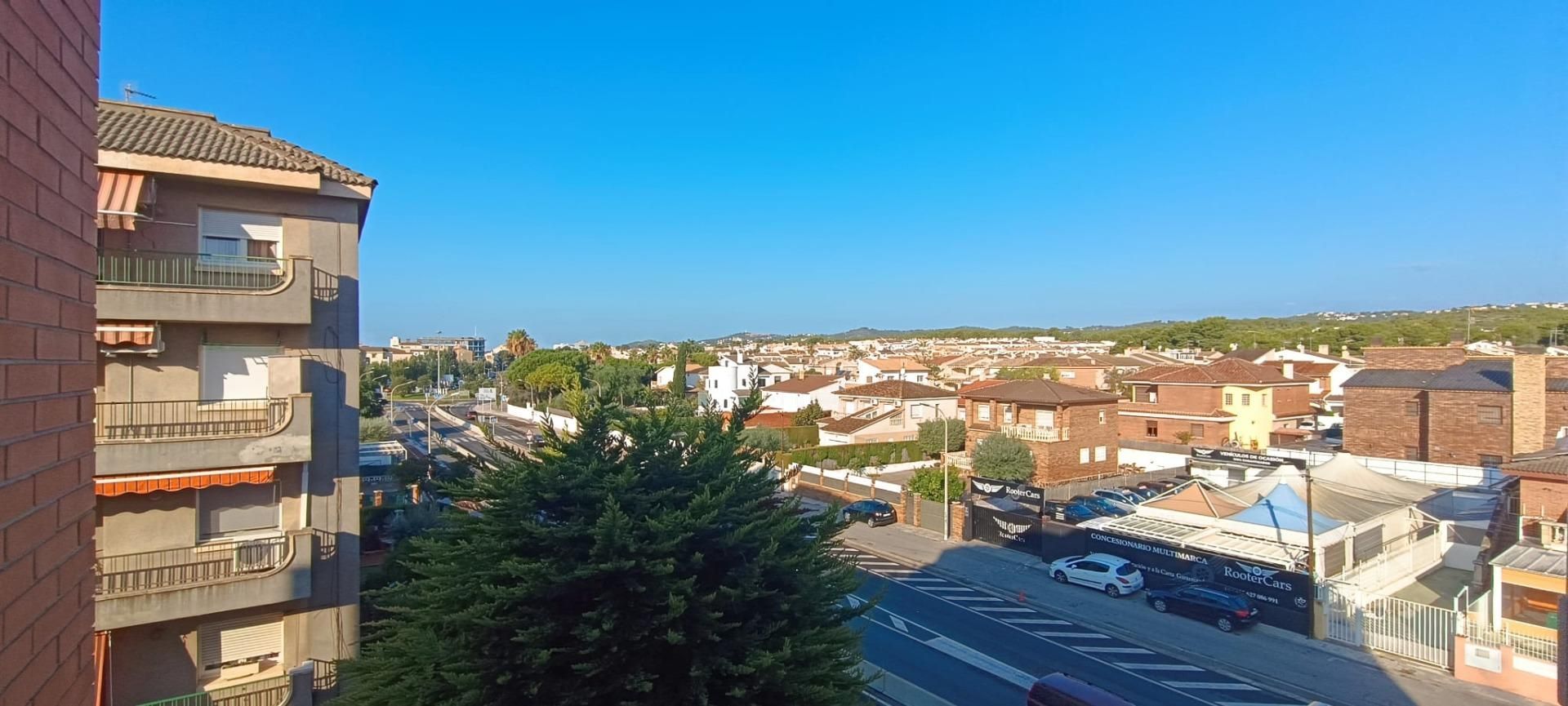 Vista exterior de Pis en venda en Cunit amb Jardí privat, Terrassa i Traster