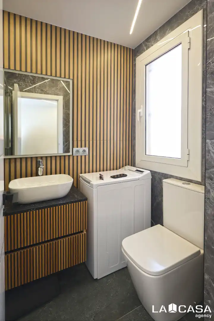 Bathroom of Attic for sale in Ciutat Vella