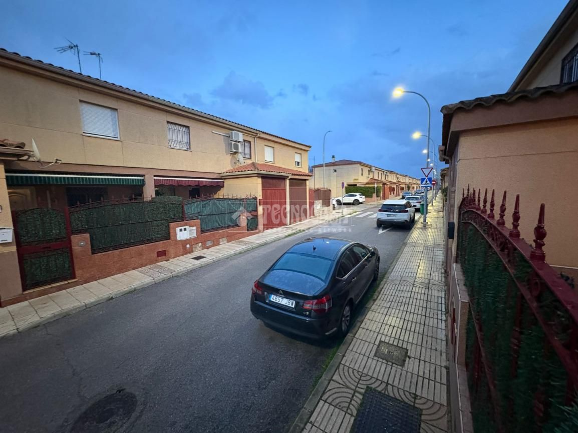 Vista exterior de Casa o xalet en venda en Badajoz Capital amb Aire condicionat