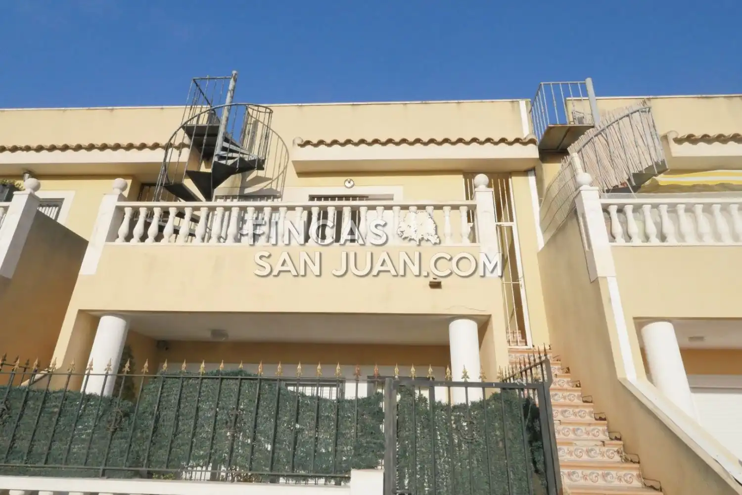 Außenansicht von Wohnung zum Verkauf in Formentera del Segura mit Terrasse