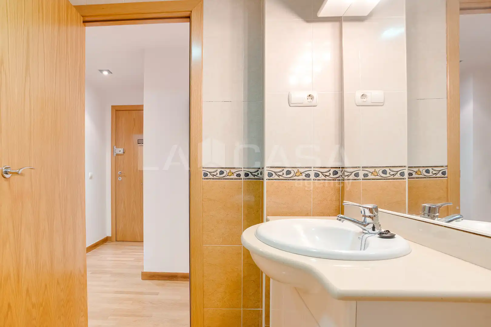 Baño de Piso en venta en Santa Coloma de Gramenet con Calefacción, Terraza y Trastero