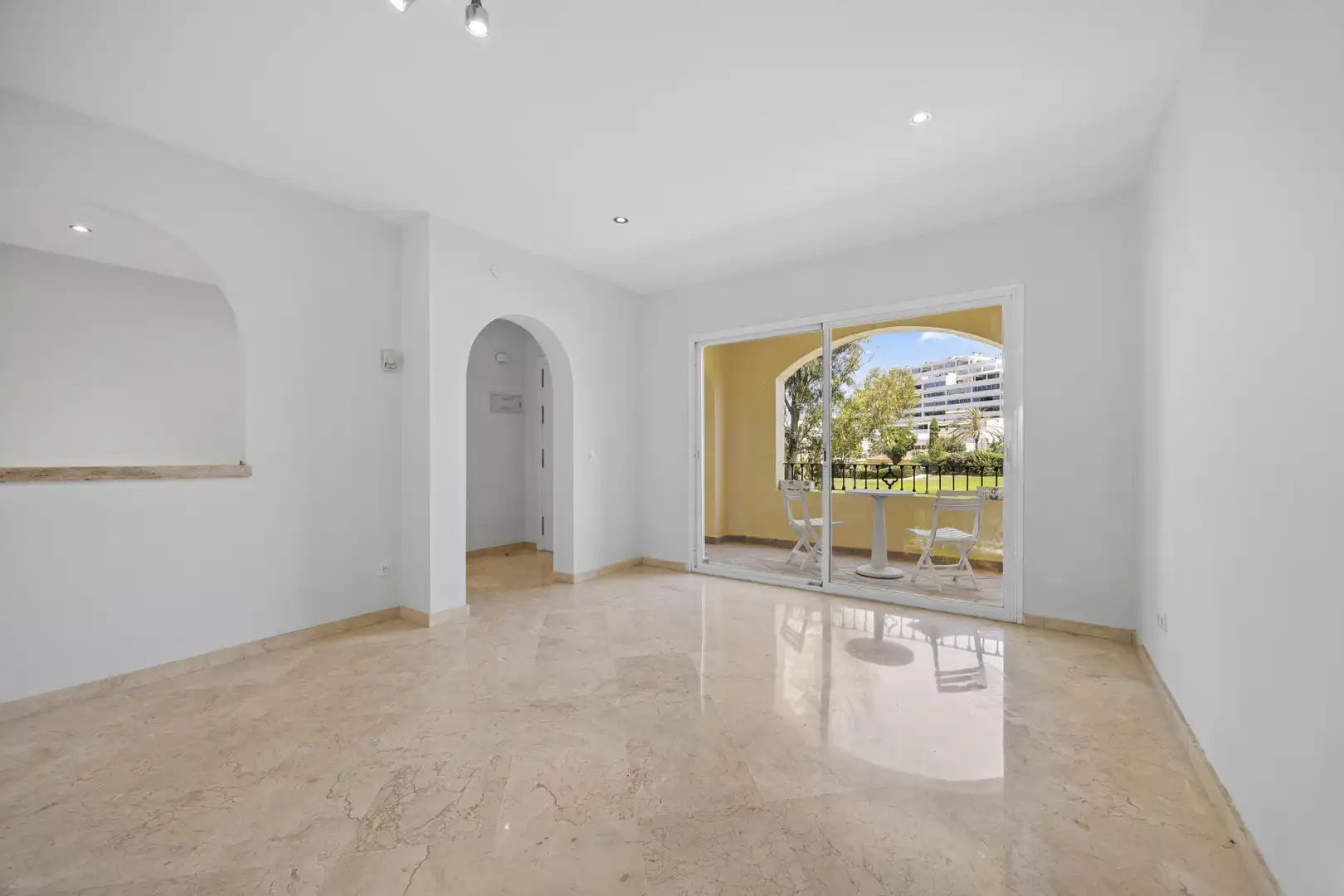 Wohnungen zum Verkauf in Marbella mit Klimaanlage, Terrasse und Schwimmbad