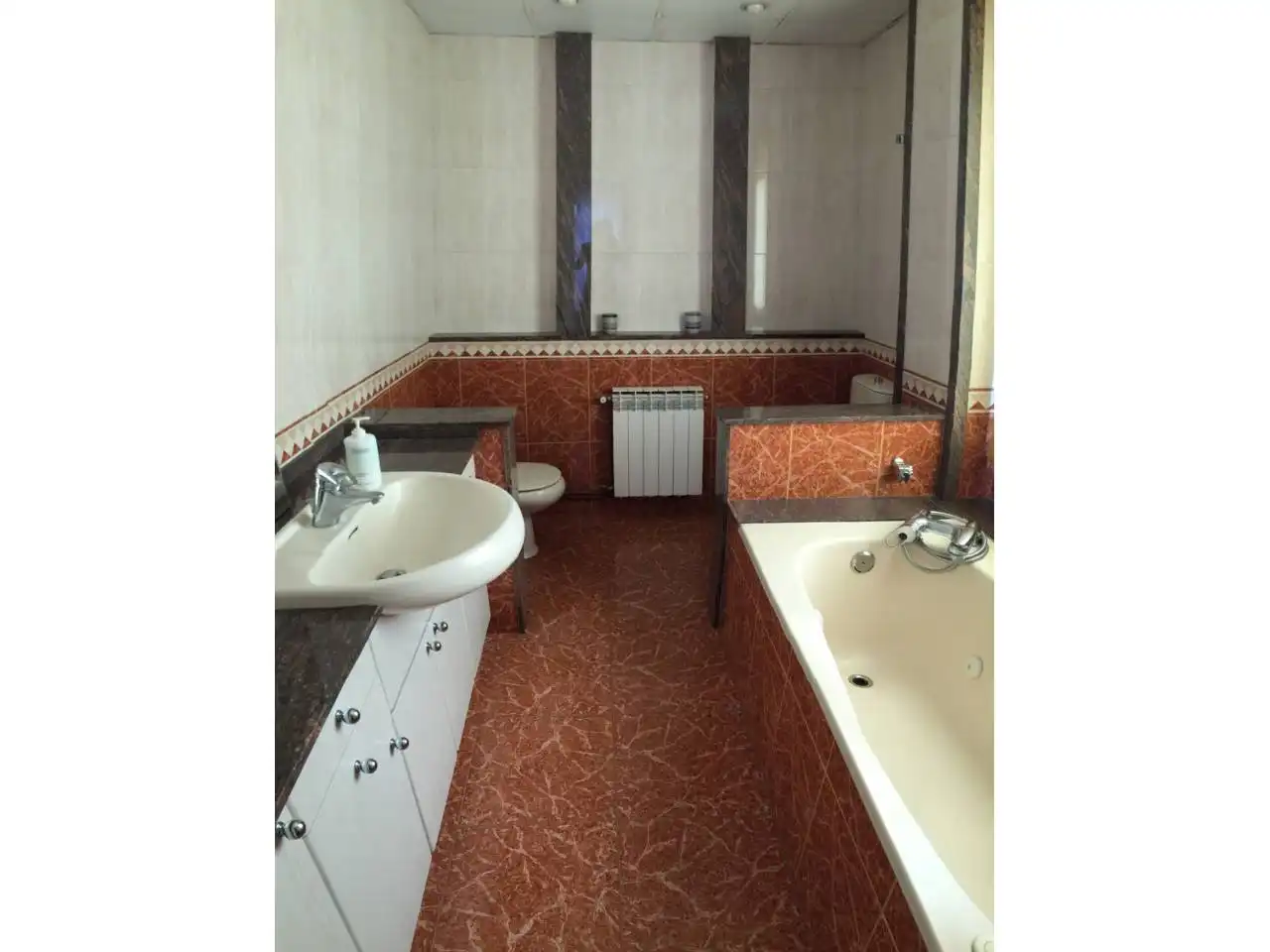 Badezimmer von Einfamilien-Reihenhaus zum Verkauf in Terrassa mit Heizung, Terrasse und Schwimmbad