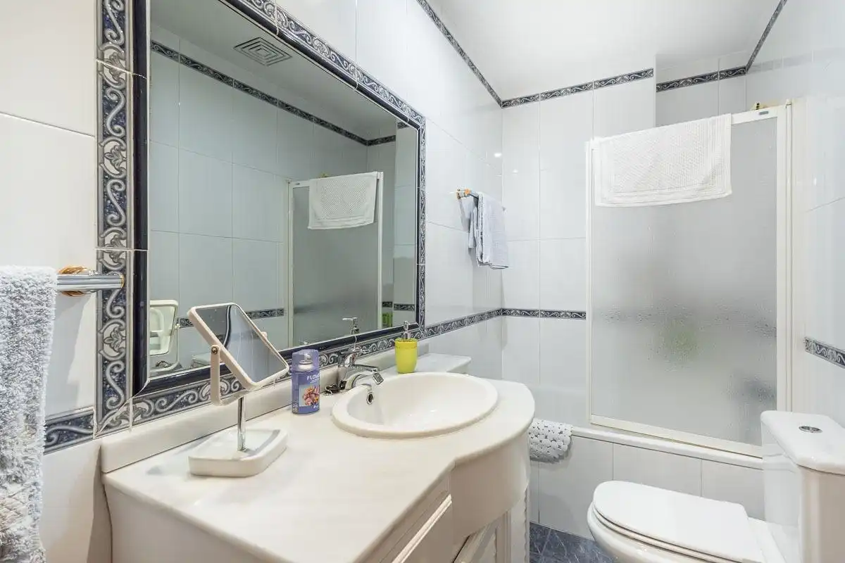 Bathroom of Flat for sale in Granada  with Air Conditioner, Heating and Alarm