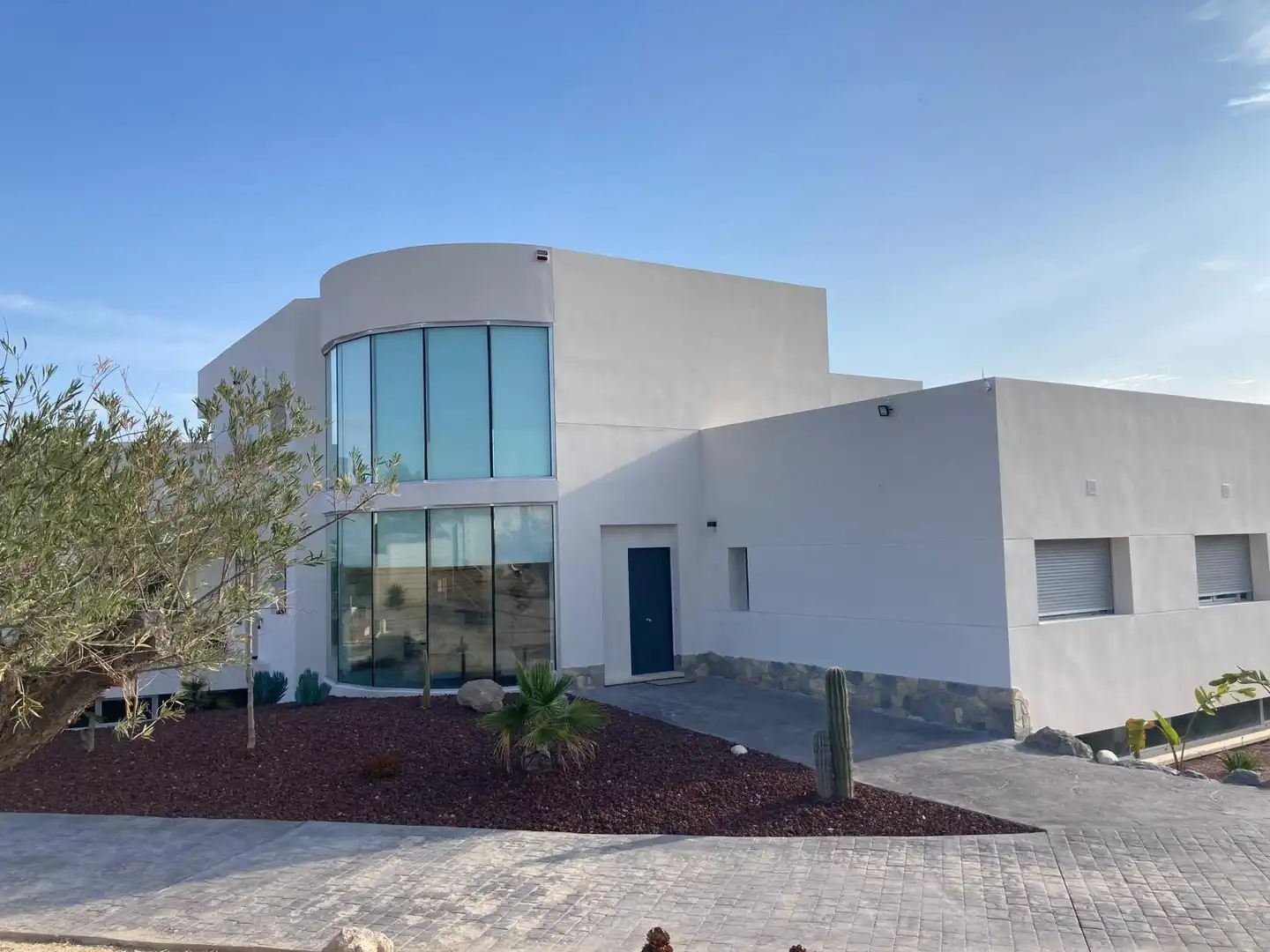 Vista exterior de Casa o xalet en venda en Elda amb Aire condicionat, Jardí privat i Terrassa