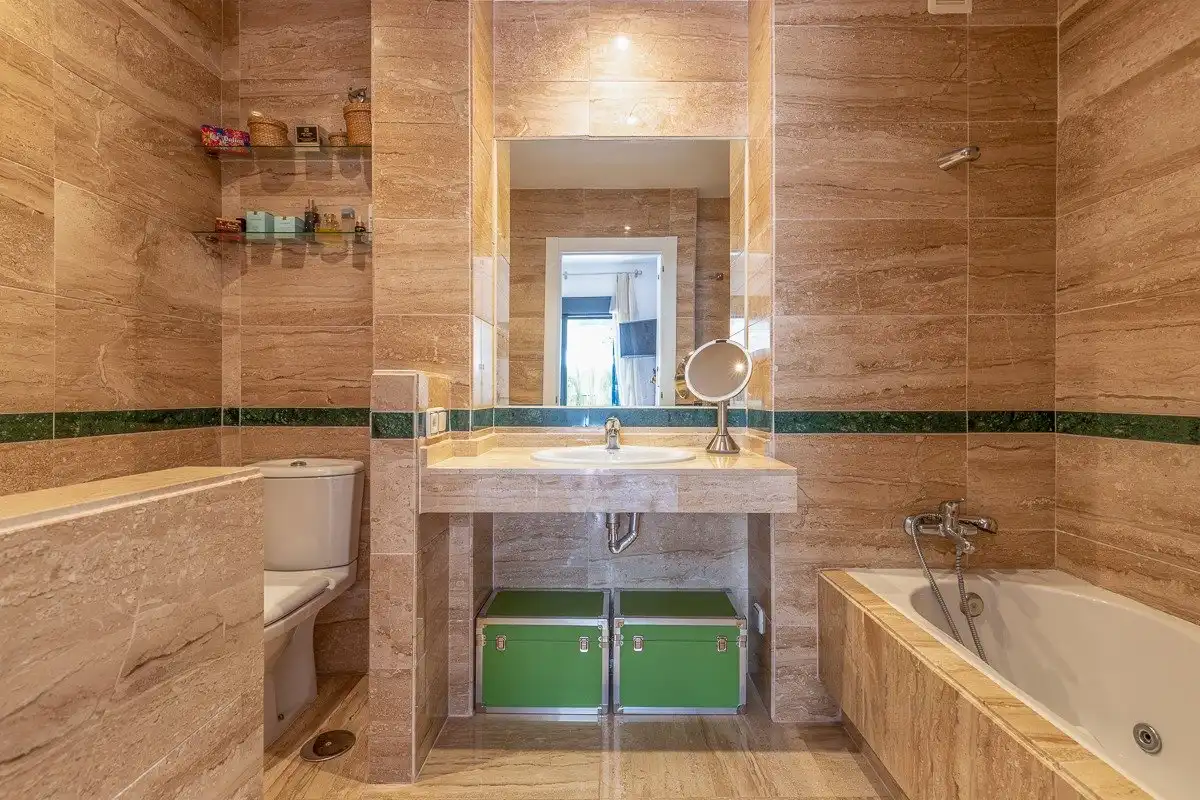 Baño de Estudio en venta en Vélez-Málaga con Aire acondicionado, Terraza y Alarma