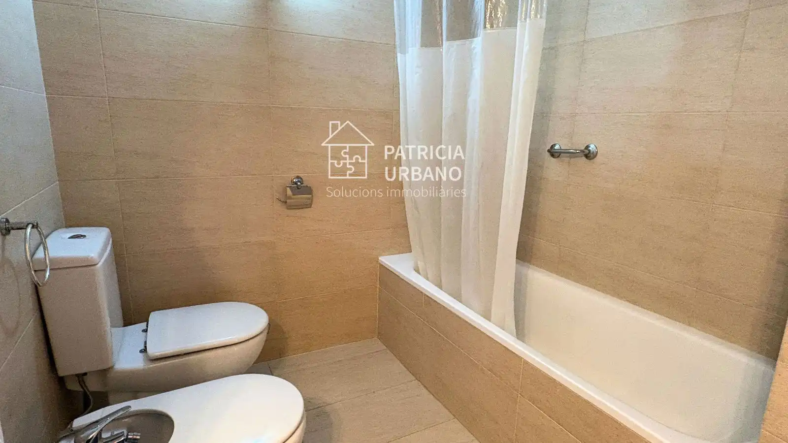 Bathroom of Flat for sale in Cambrils  with Air Conditioner, Heating and Parquet flooring