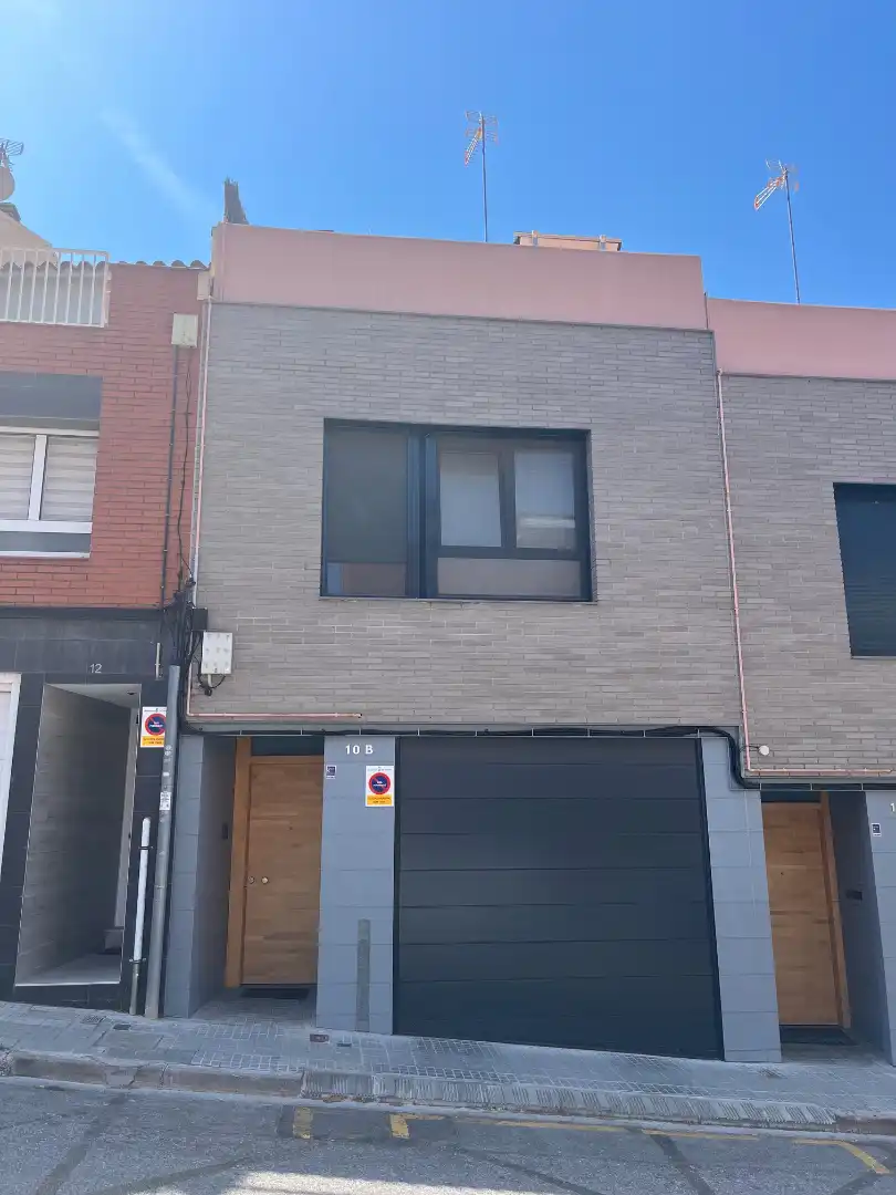 Vista exterior de Casa adosada en venda en Terrassa amb Aire condicionat, Calefacció i Terrassa