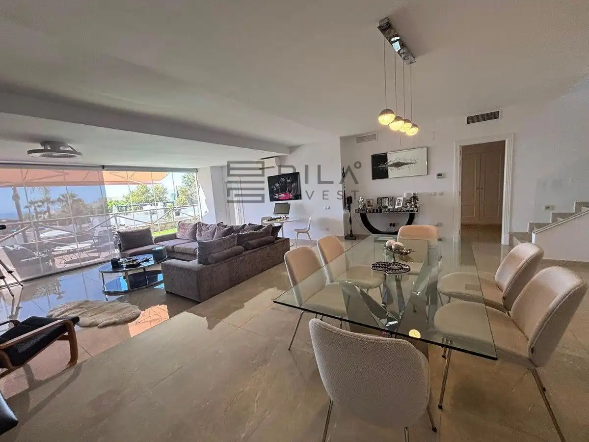 Sala de estar de Casa adosada en venta en Marbella con Aire acondicionado, Terraza y Trastero
