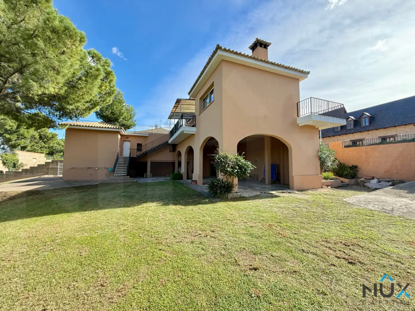 Vista exterior de Casa o xalet en venda en Riba-roja de Túria amb Aire condicionat, Calefacció i Jardí privat