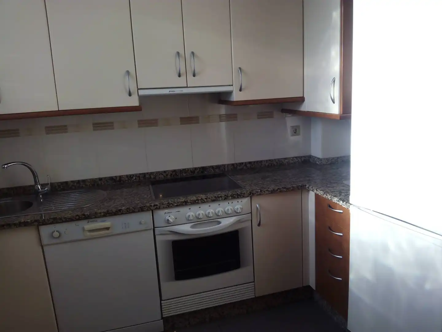 Küche von Wohnung zur Miete in Ourense Capital  mit Heizung, Abstellraum und Möbliert