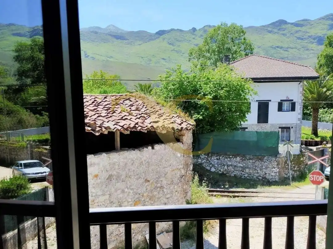 Vista exterior de Casa adosada en venda en Llanes amb Calefacció, Jardí privat i Terrassa