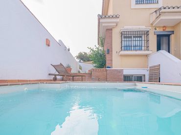 Casa pareada con piscina en venta en Calle JEREZANA 6
