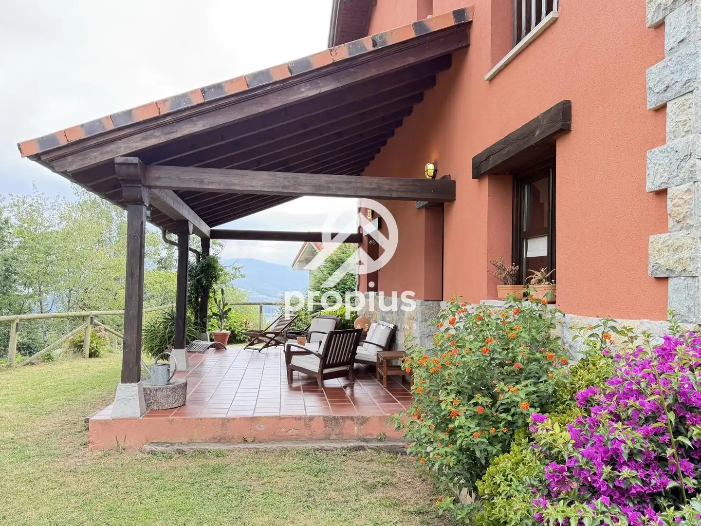 Terrassa de Casa adosada en venda en Cangas de Onís amb Calefacció, Jardí privat i Terrassa