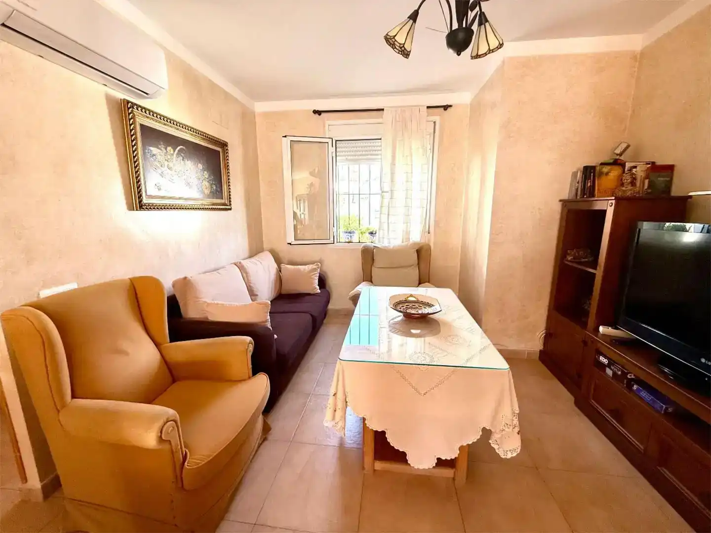 Sala d'estar de Casa adosada en venda en El Pedroso amb Aire condicionat i Balcó