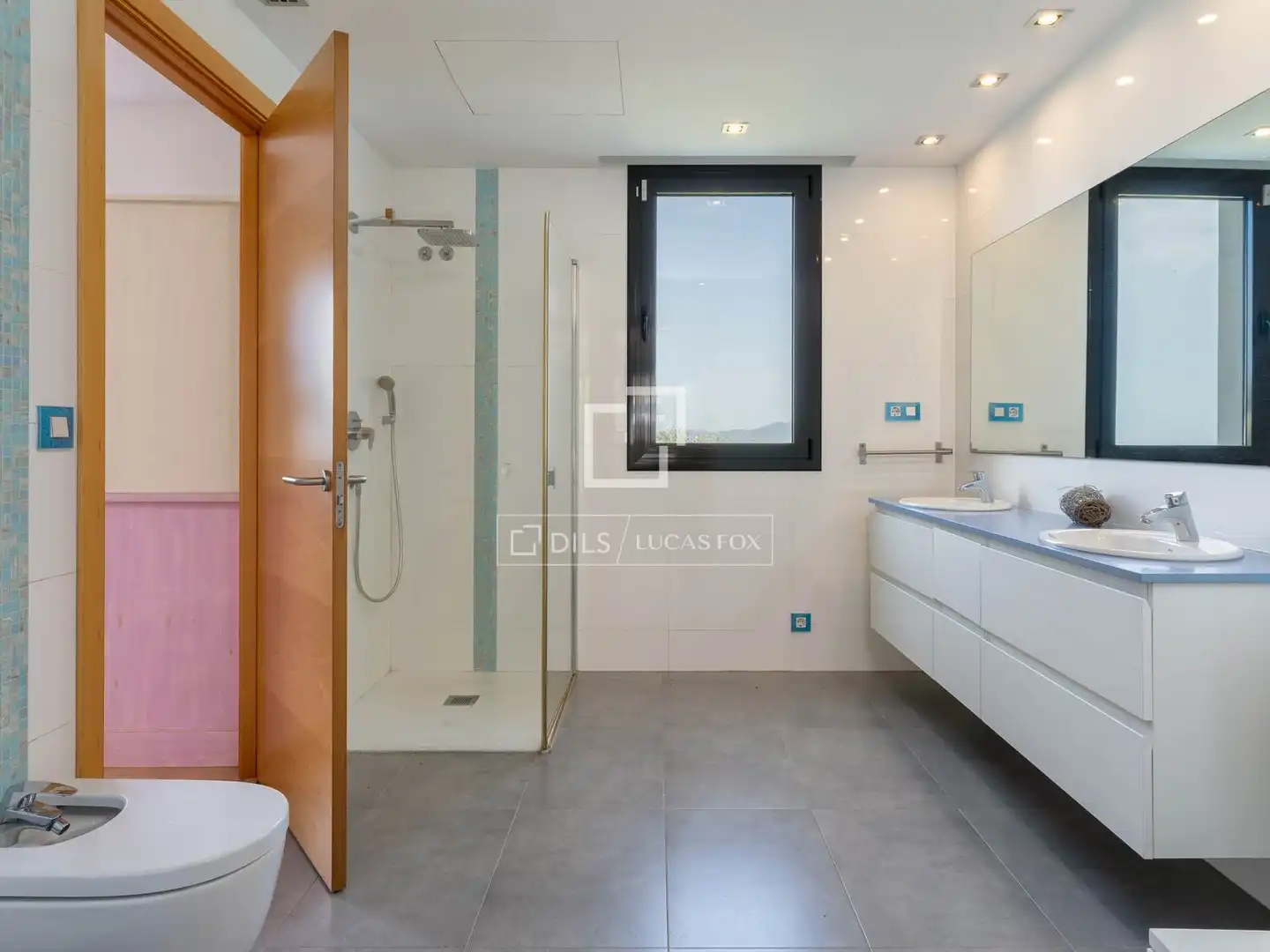Badezimmer von Haus oder Chalet zum Verkauf in Lloret de Mar mit Klimaanlage, Privatgarten und Terrasse