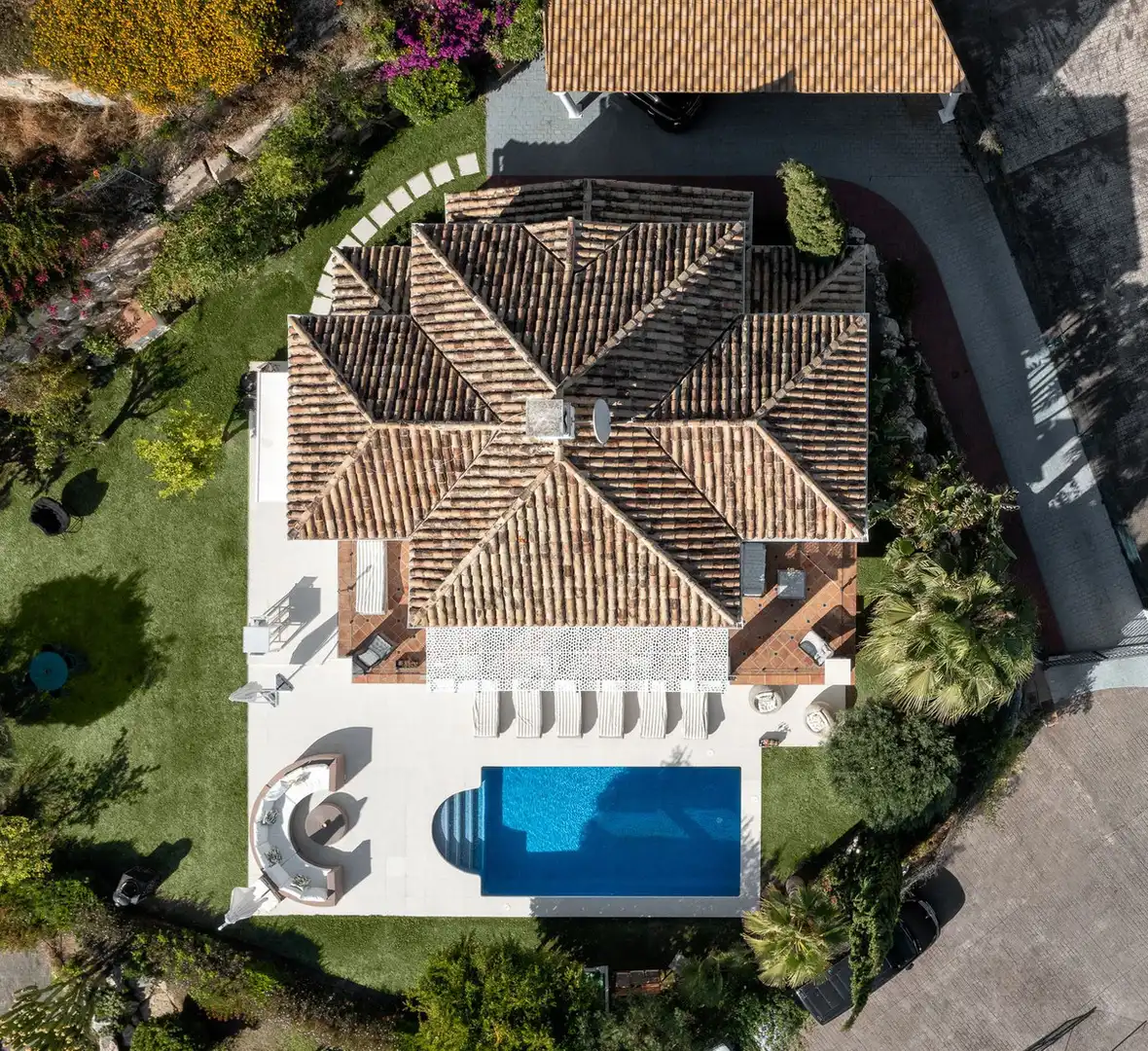 Exterior view of Commercial properties for sale in Istán, Málaga