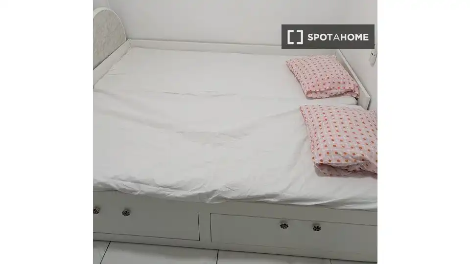 Dormitori de Pis de lloguer en Barcelona amb Aire condicionat, Calefacció i Moblat