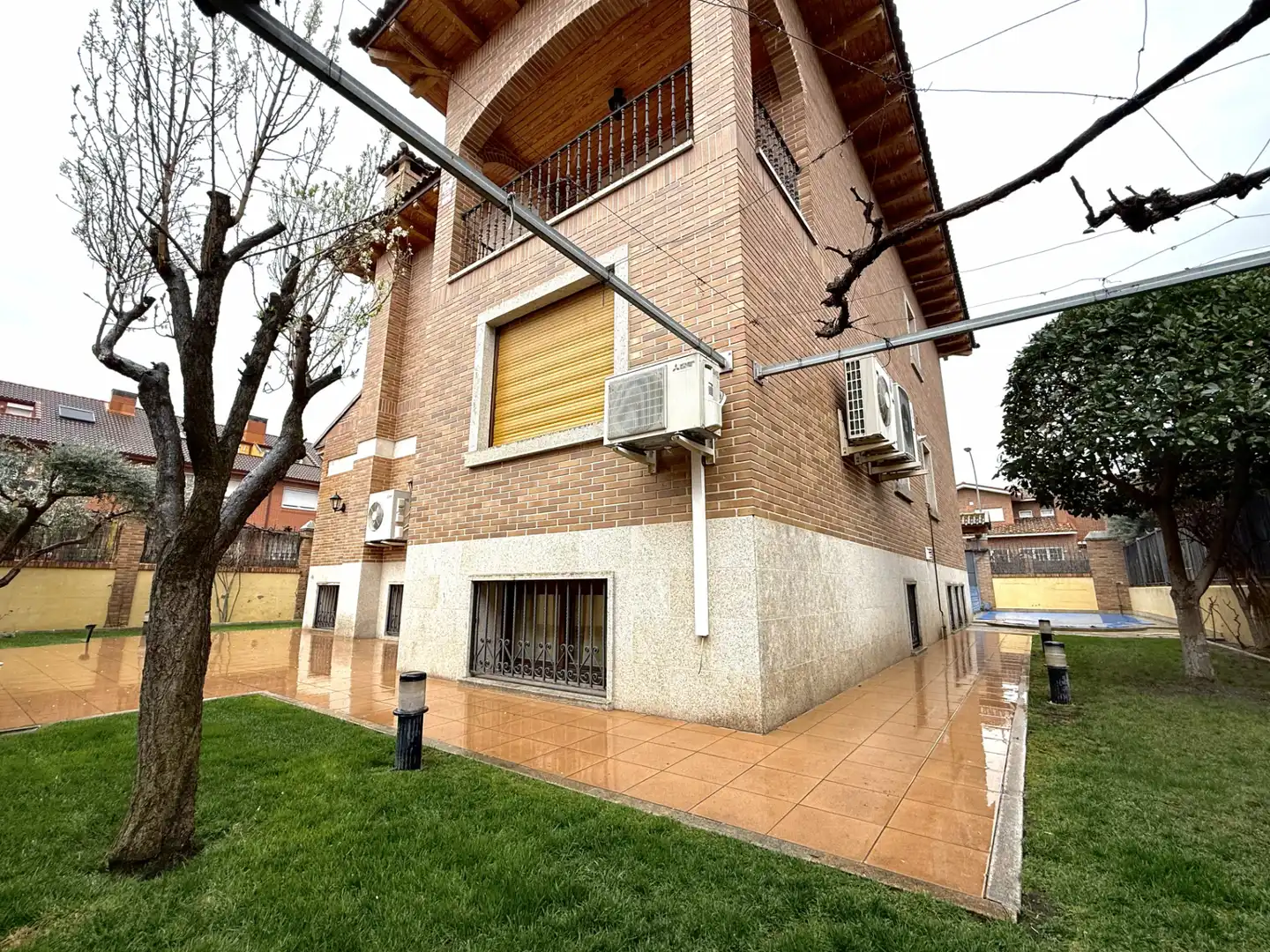 Vista exterior de Casa o xalet en venda en Alcalá de Henares amb Aire condicionat, Calefacció i Jardí privat