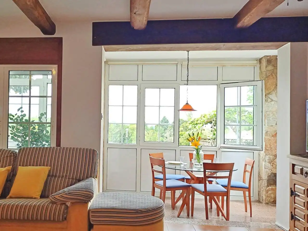 Comedor de Casa o chalet en venta en Oleiros con Calefacción