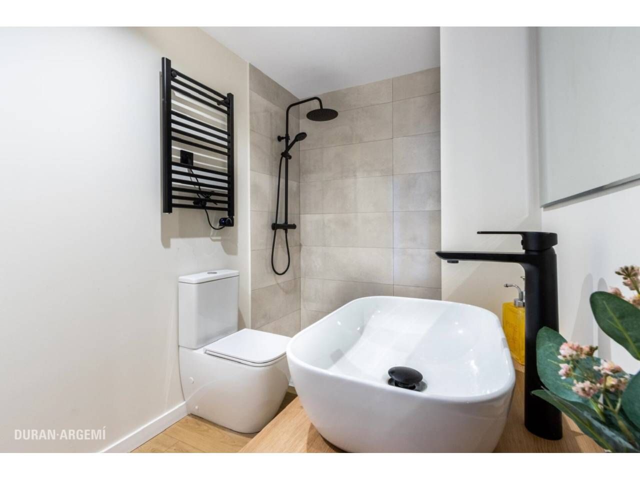 Bathroom of Office for sale in Terrassa