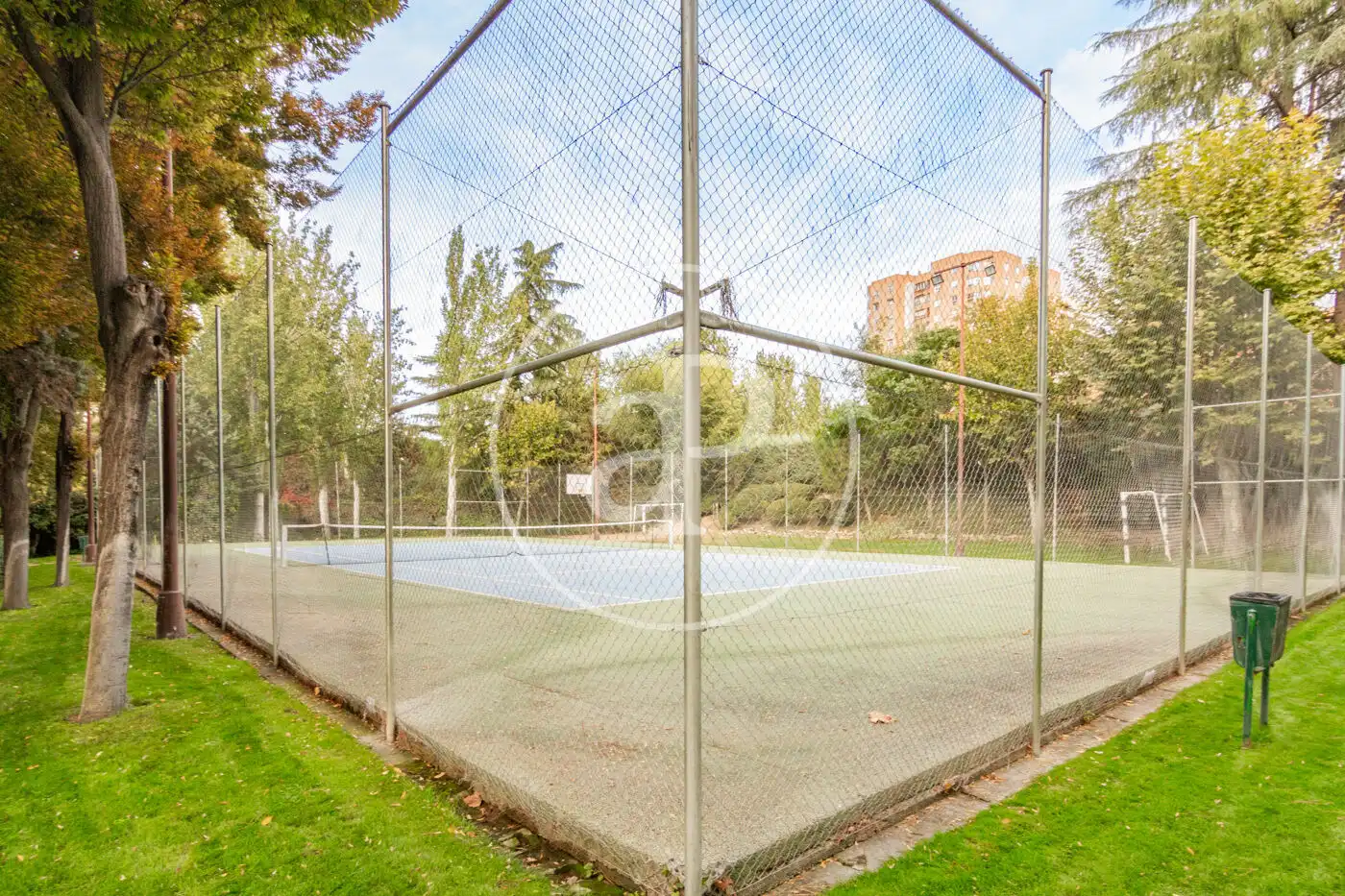 Parking de Piso en venta en Madrid con Calefacción, Jardín privado y Terraza