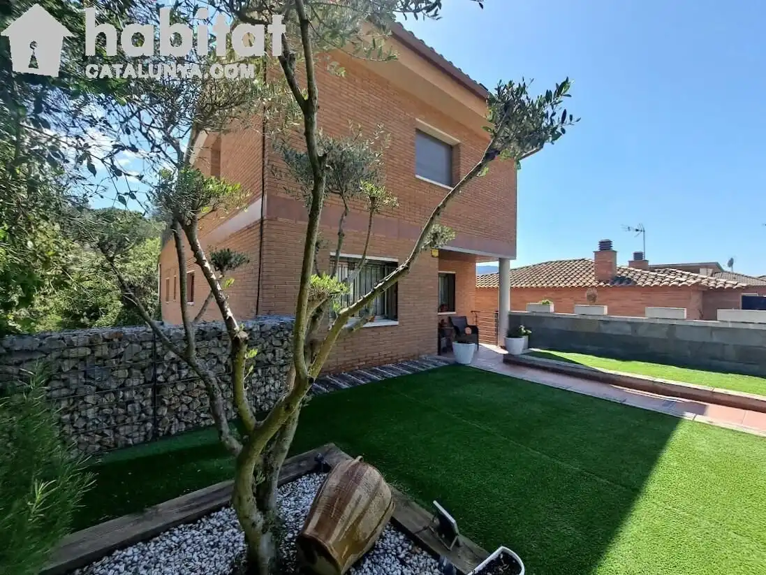 Vista exterior de Casa o xalet en venda en Sant Esteve Sesrovires amb Aire condicionat, Jardí privat i Terrassa