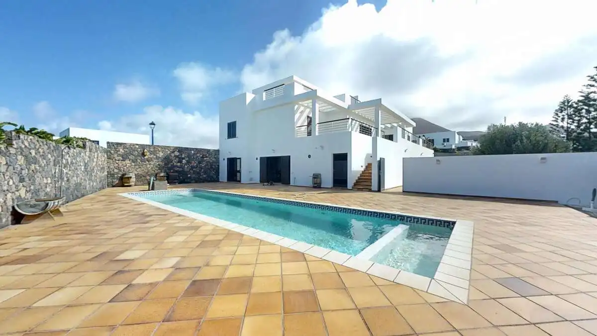 Vista exterior de Casa o xalet en venda en Yaiza amb Aire condicionat, Jardí privat i Traster
