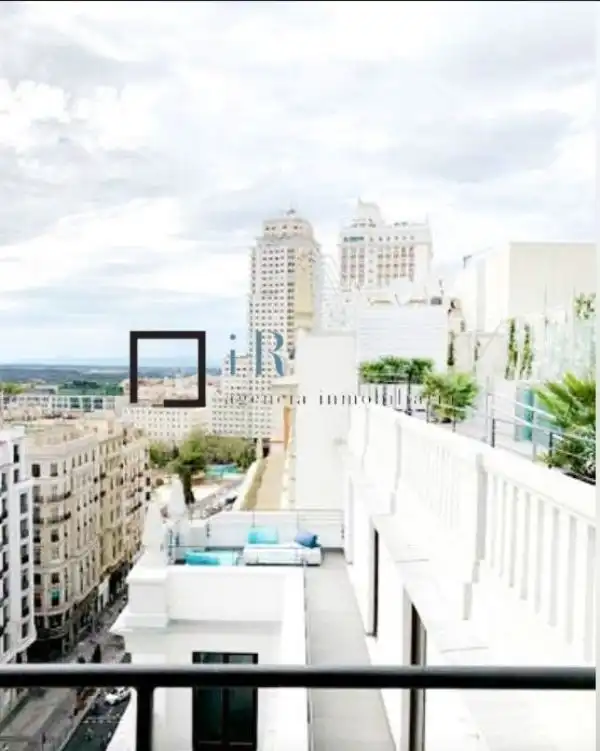 Vista exterior de Pis en venda en Madrid amb Aire condicionat i Piscina