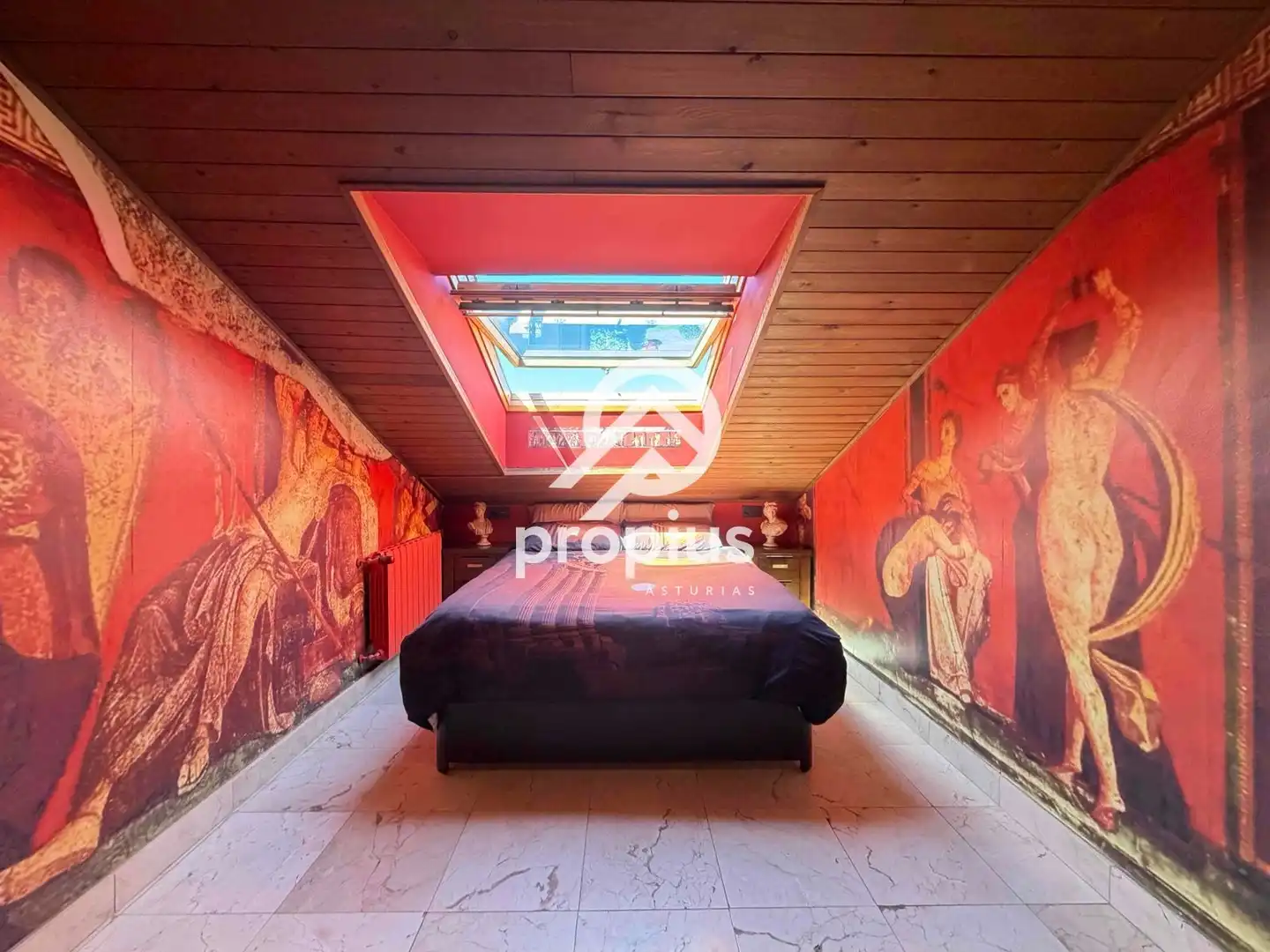 Schlafzimmer von Dachboden zum Verkauf in Llanes mit Heizung, Terrasse und Abstellraum