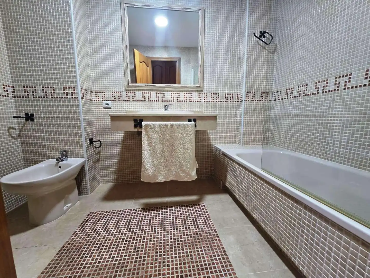 Bany de Casa adosada en venda en Bormujos amb Aire condicionat, Terrassa i Piscina comunitària