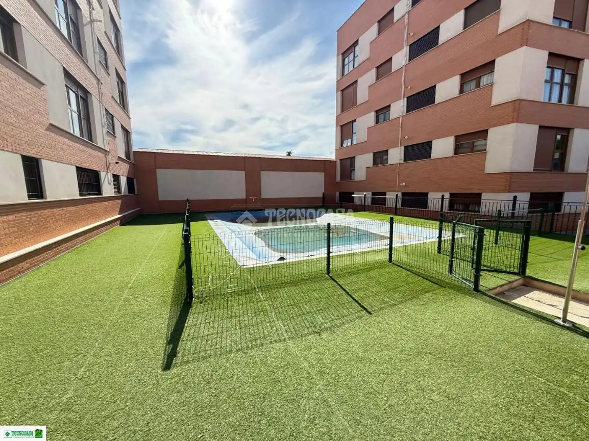Piscina de Piso en venta en Ciudad Real con Calefacción