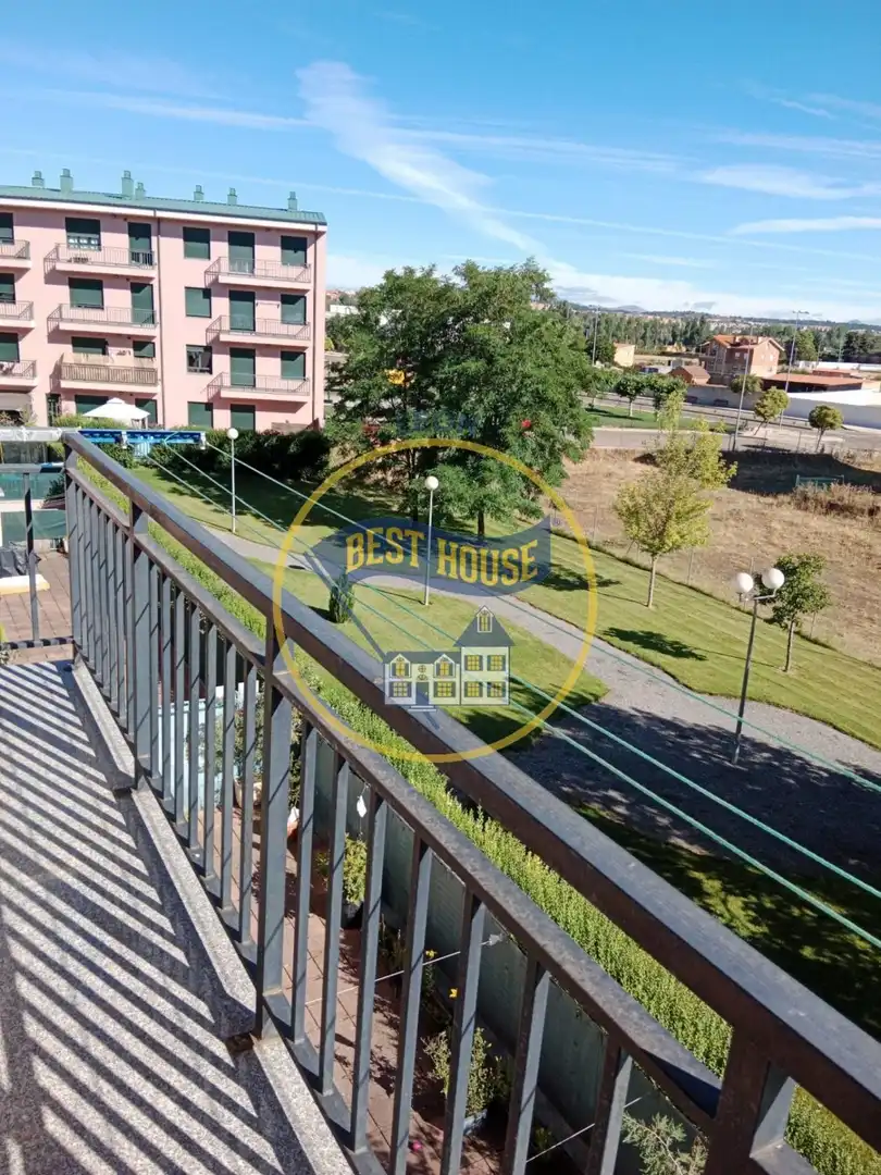 Vista exterior de Apartamento en venta en Villaquilambre con Calefacción, Terraza y Trastero