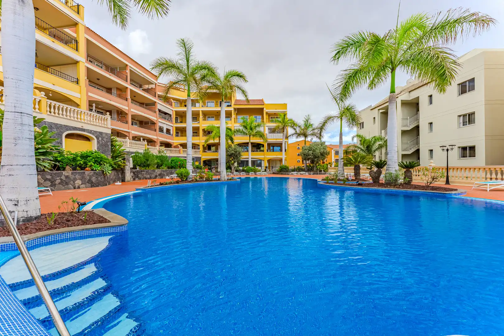 Piscina de Piso en venta en Arona con Terraza, Amueblado y Horno