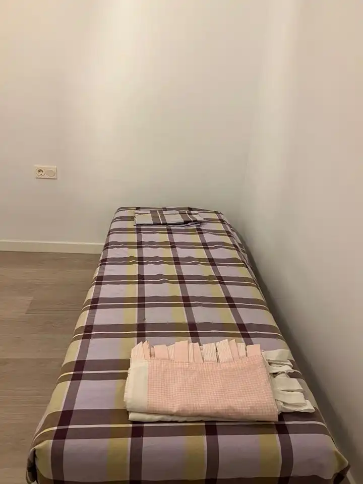 Dormitori de Pis de lloguer en Málaga amb Terrassa i Moblat