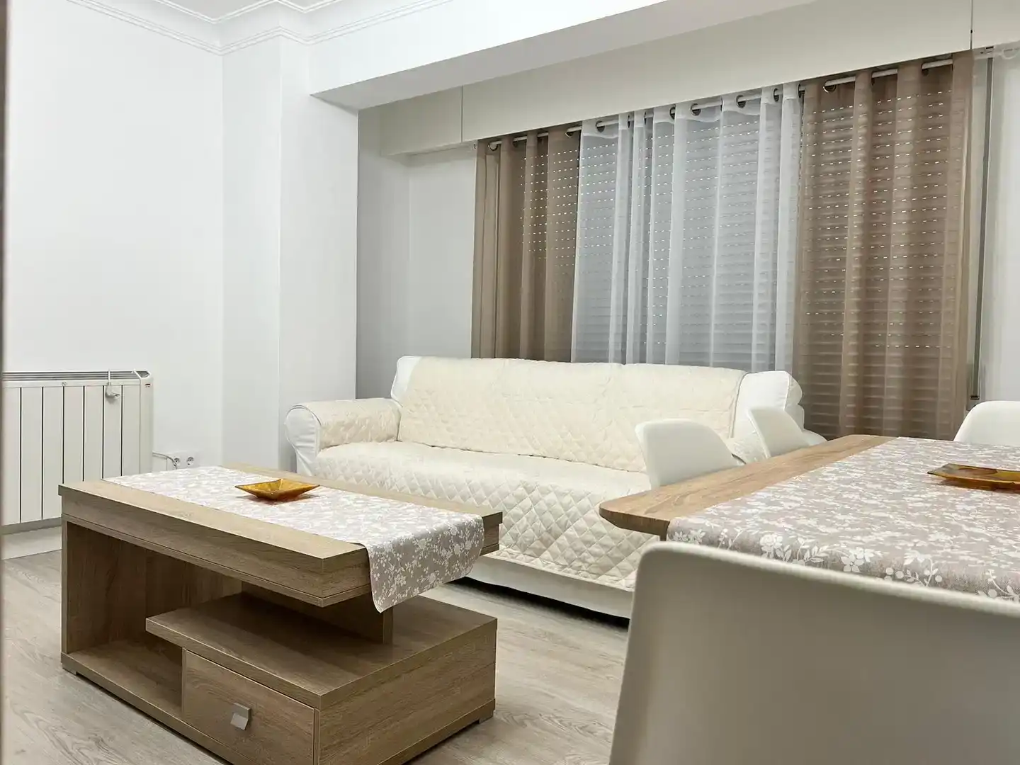 Sala d'estar de Pis de lloguer en Ferrol amb Parquet i Moblat