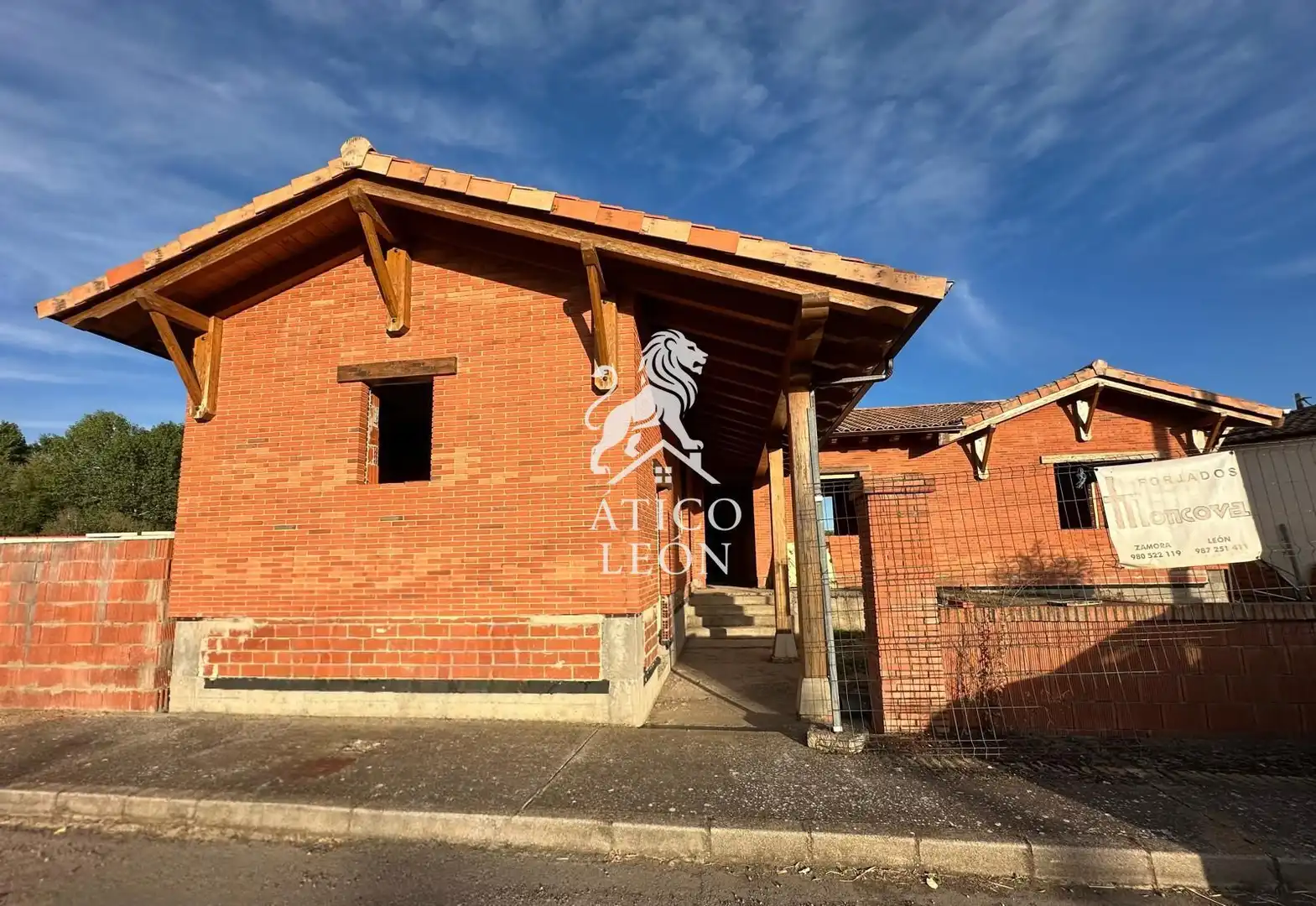 Exterior view of Houses for sale in Chozas de Abajo  with Private garden and Terrace