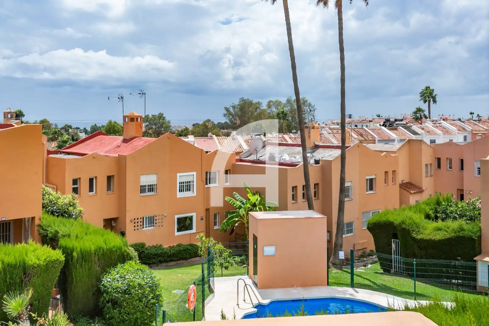Außenansicht von Einfamilien-Reihenhaus zum Verkauf in Estepona mit Heizung, Terrasse und Schwimmbad