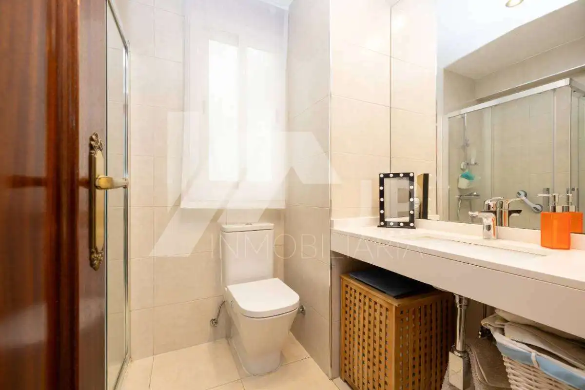 Badezimmer von Wohnung zum Verkauf in Granada mit Klimaanlage, Heizung und Terrasse