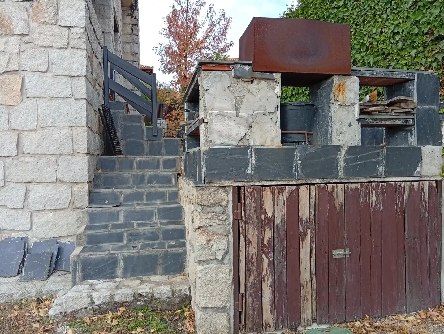 Vista exterior de Casa o xalet en venda en Guadalix de la Sierra amb Jardí privat, Terrassa i Traster