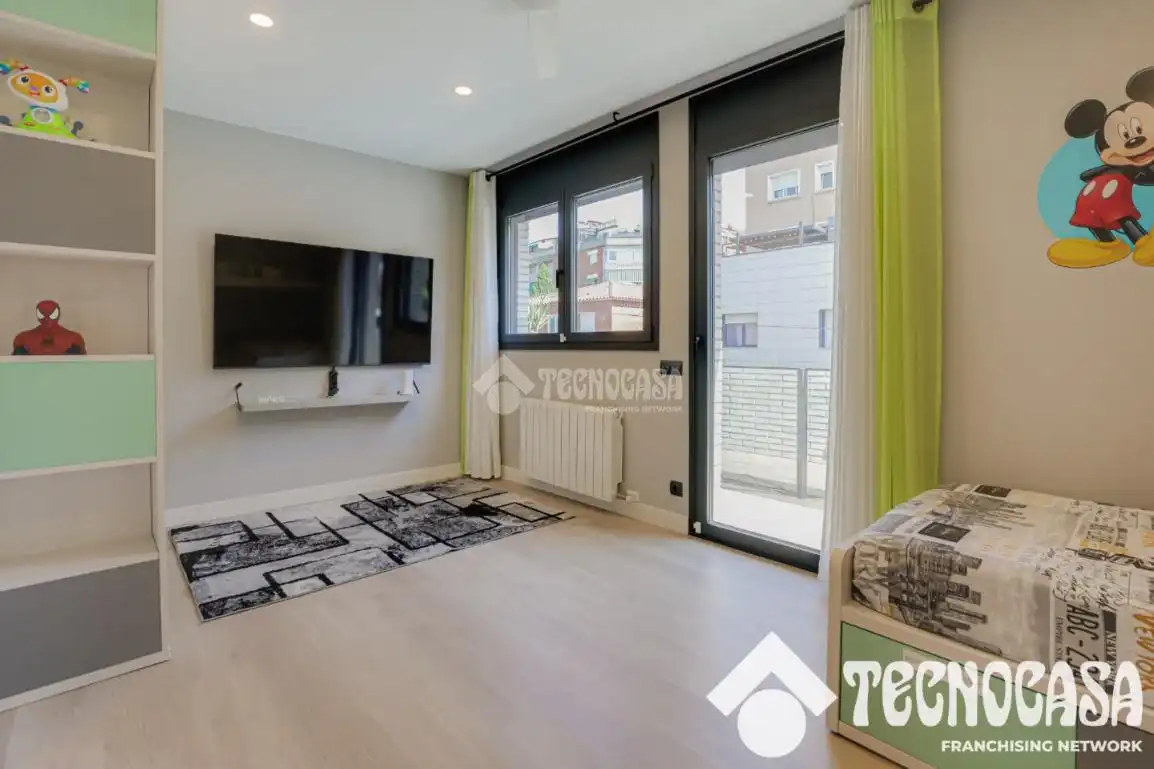 Sala d'estar de Casa o xalet en venda en Santa Coloma de Gramenet amb Aire condicionat, Calefacció i Terrassa