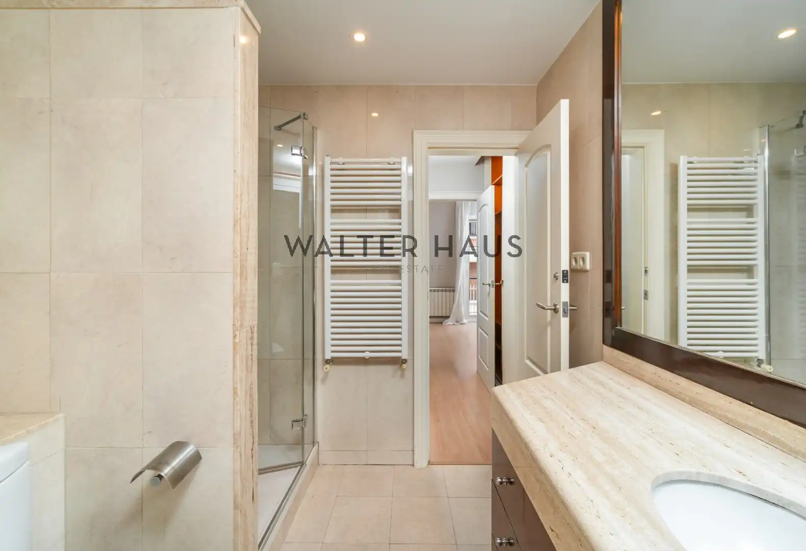 Badezimmer von Wohnung zum Verkauf in Barcelona mit Klimaanlage, Heizung und Parkett