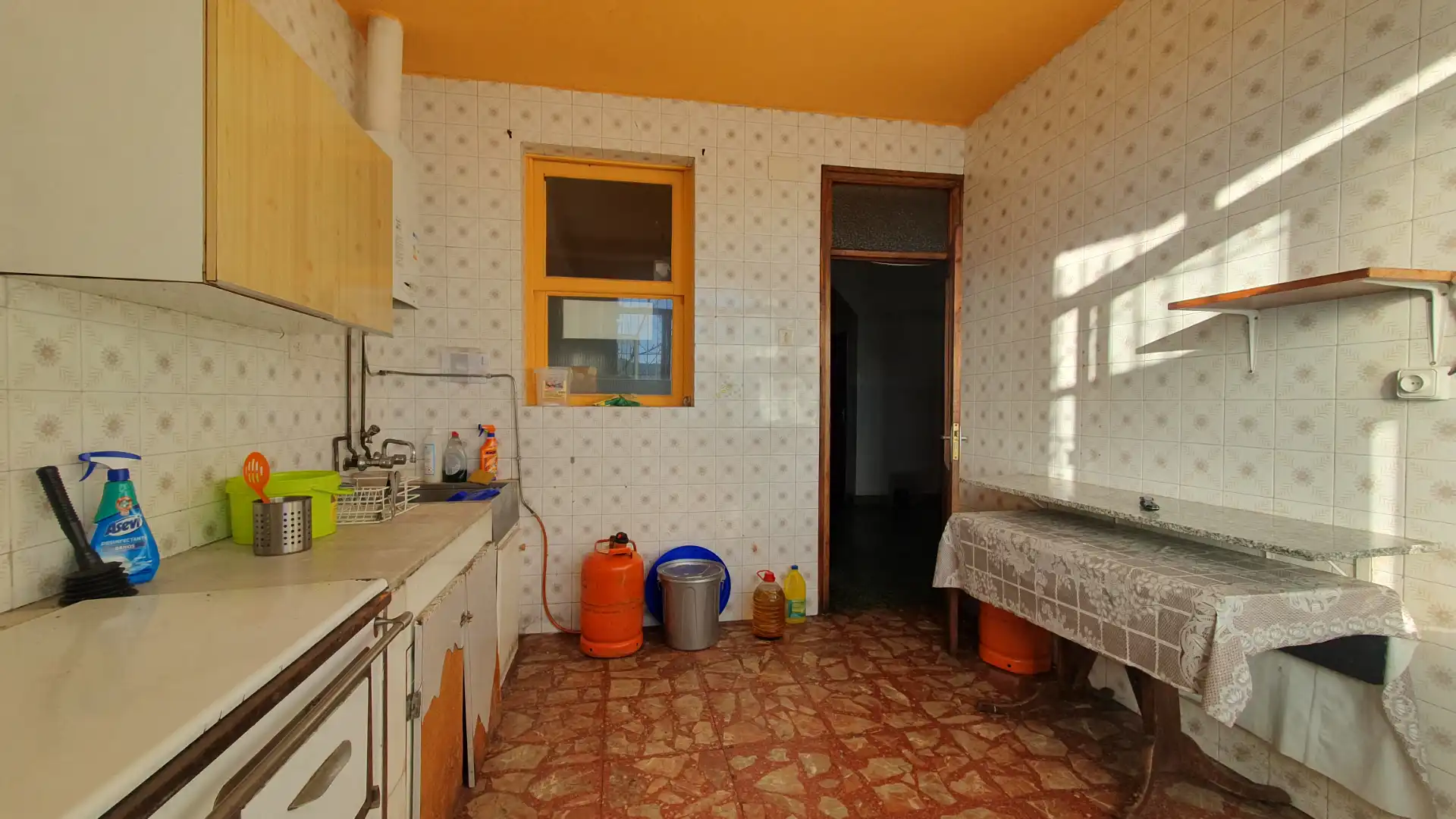 Cuina de Casa o xalet en venda en Vega de Espinareda amb Calefacció, Jardí privat i Terrassa