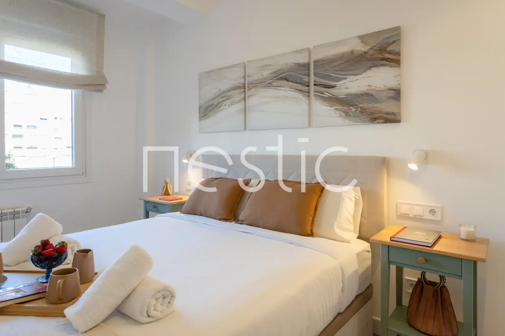 Dormitori de Apartament de lloguer en Madrid amb Aire condicionat, Calefacció i Moblat
